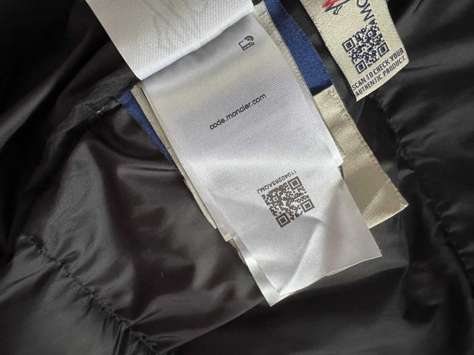 Vând geaca Moncler de bărbați