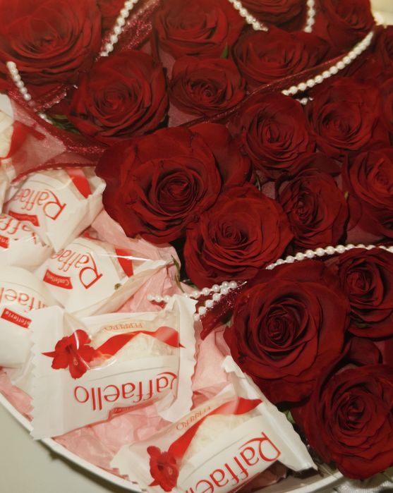 Букет красных роз с конфетами