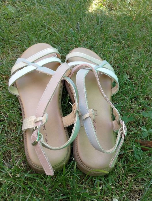 Сандали-свежи цветове