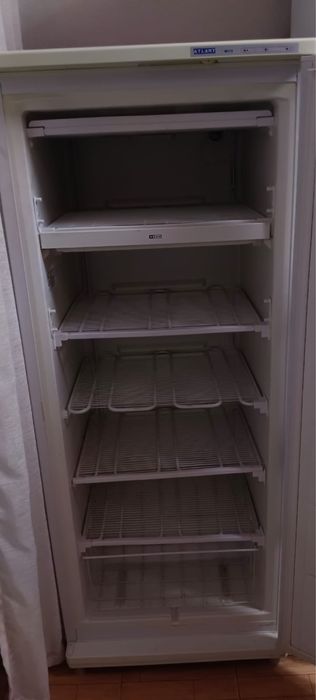 Продам морозильник