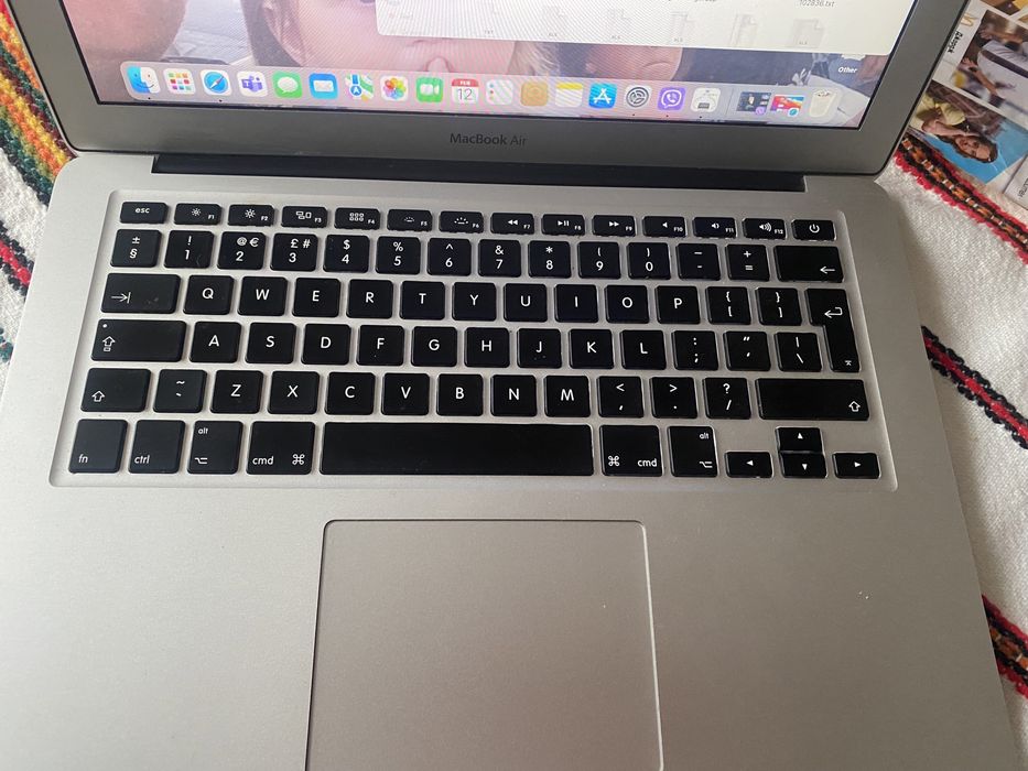 Apple Macbook 13.3 a1466  i7 2.2 ghz 8gb 256ssd