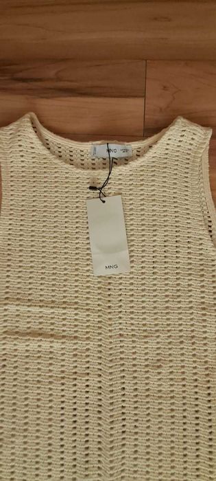 Бежова рокля на дупки