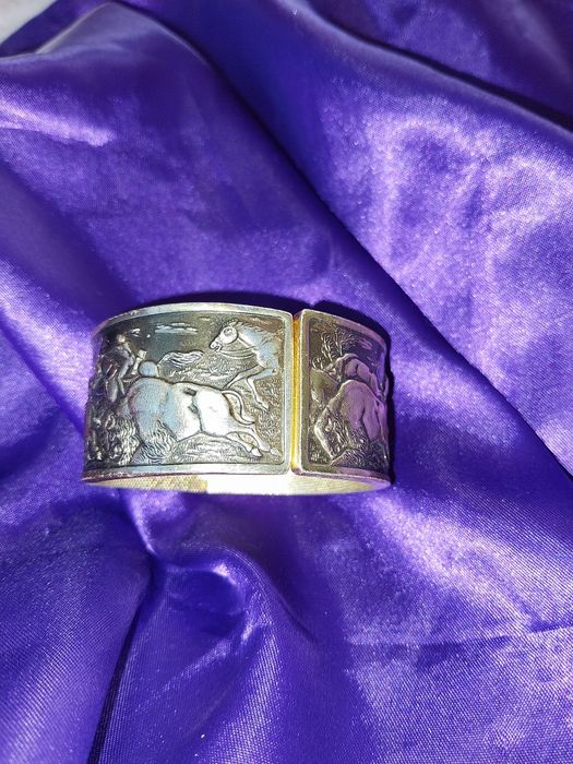 Винтидж Гривна с релефна сцена на лов за бизони