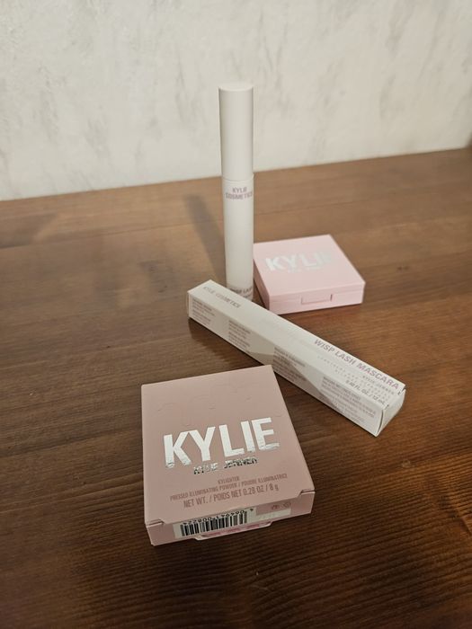 Сет KAYLIE COSMETICS Спирала и хайлайтър