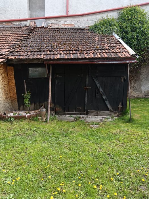 Vând garsoniera la curte