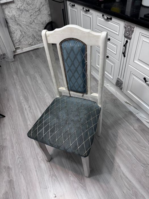 Стол и стулья  хорошем состояний