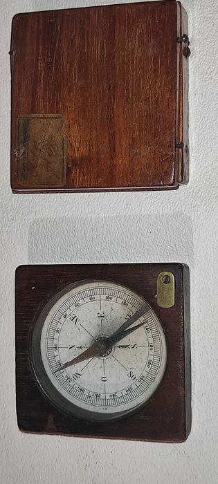 2 busole vechi carcasa din lemn  una cu capac  una fara capac diametrul la geam 5,5 cm.