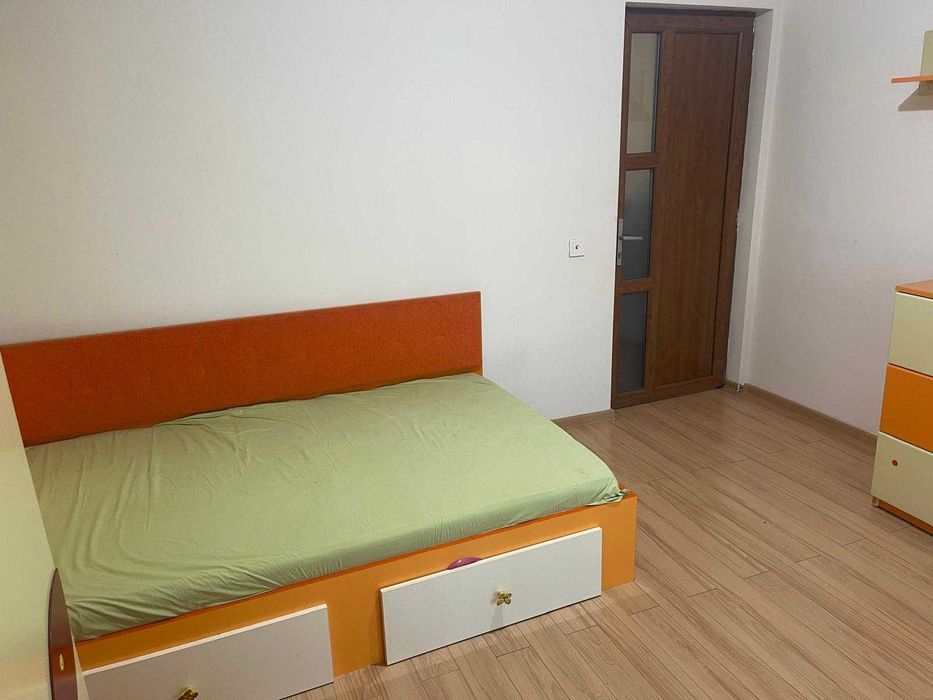 Închiriez apartament 3 camere
