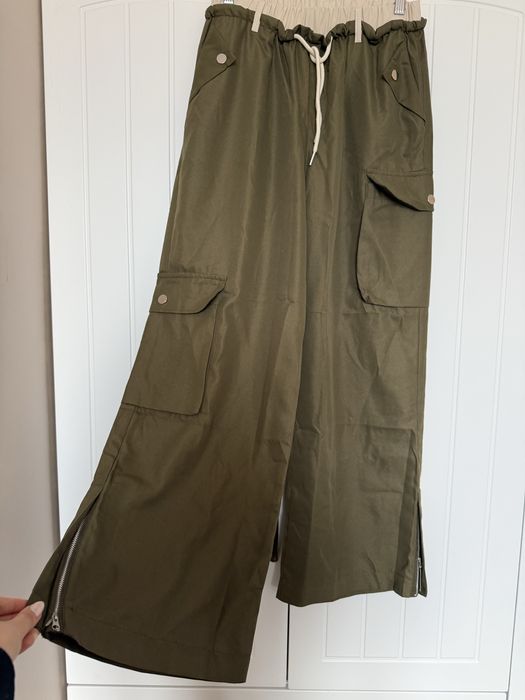 НОВ Карго панталон в маслено зелено