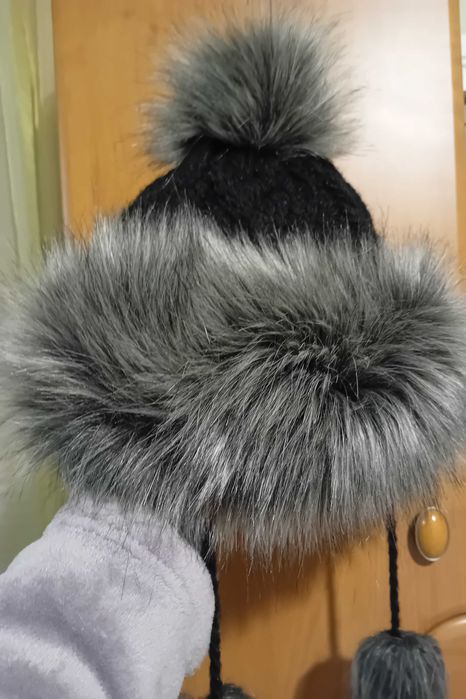 Зимна дамска шапка с изкуствен пух