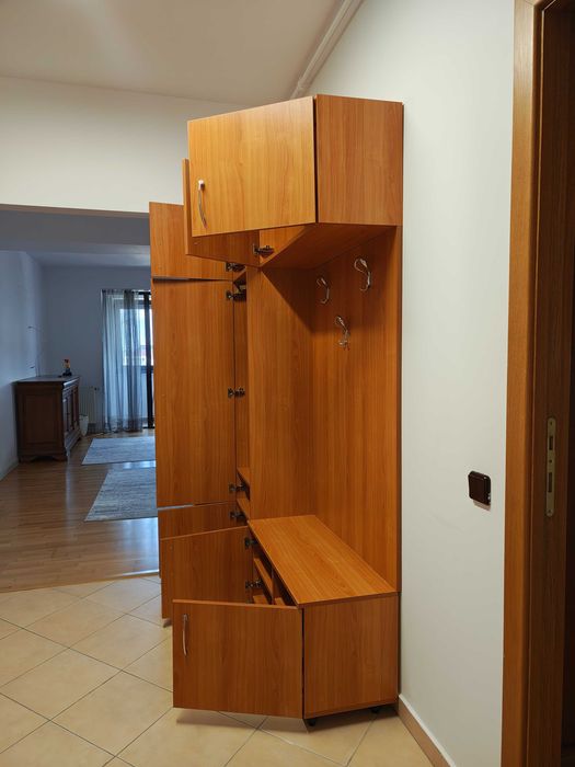 Dulap pentru hol pentru haine, cu cuier si pantofar, cu loc de sezut, + ... -executat la comanda MDF - funir de culoare frasin de calitate f. buna