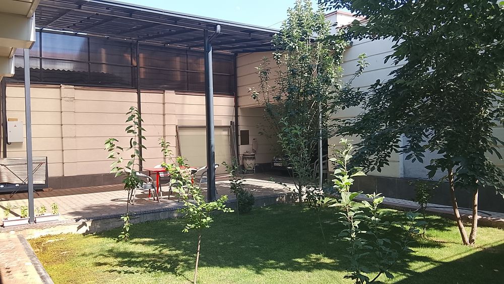 Sotiladi zamonaviy Hi-Tech uslubdagi hashamatli hovli-uy.
• 8 ta keng