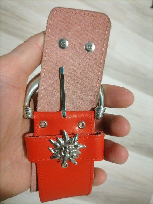 O curea de piele model frumos si o curea rosie