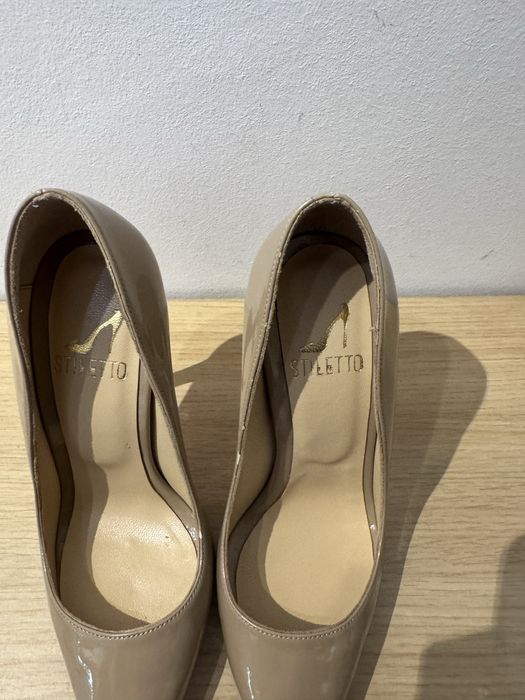 Бежови 12см токове с червена подметка 37 номер