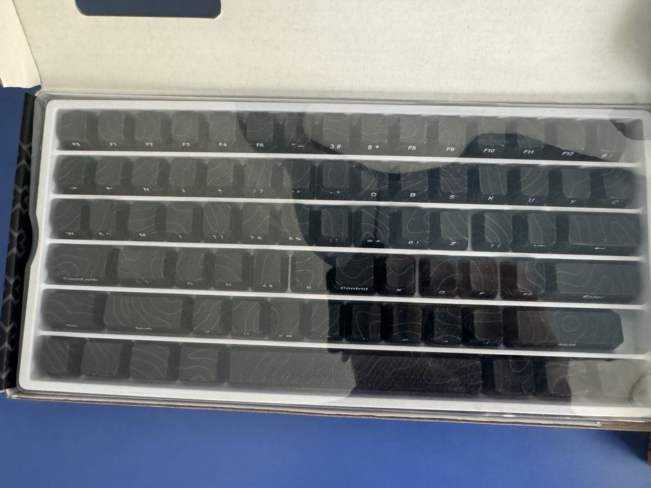 Tastatura qwerty + set de taste (topograf) limitate