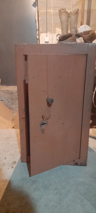 Сейф металлический, не большой