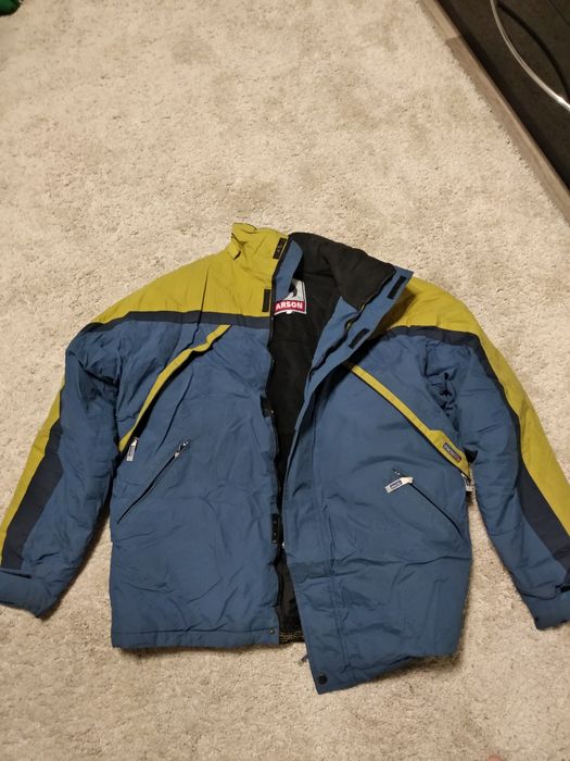 Продам детские куртки.