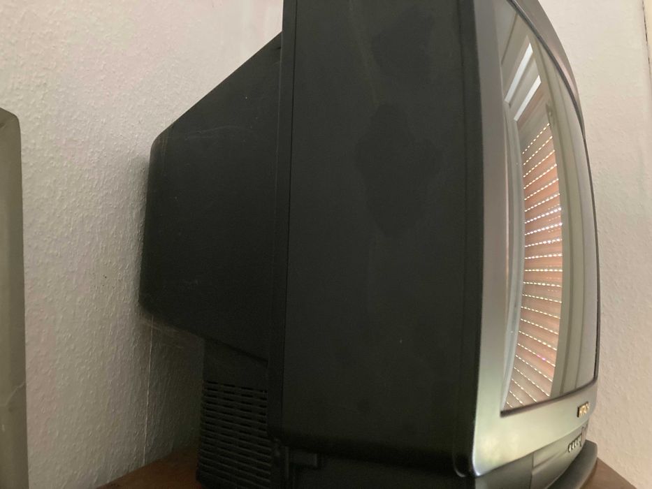 Два телевизора: SONY, HITACHI