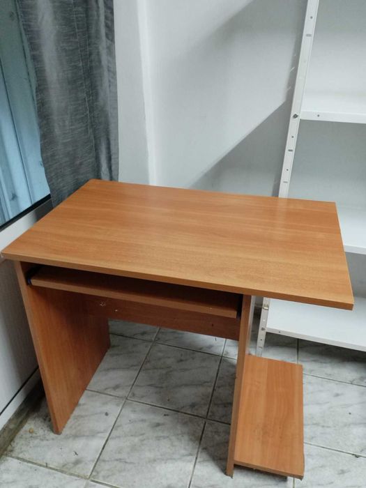 Бюро с Издърпващ се Плот