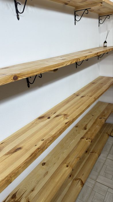 Полки деревянные.