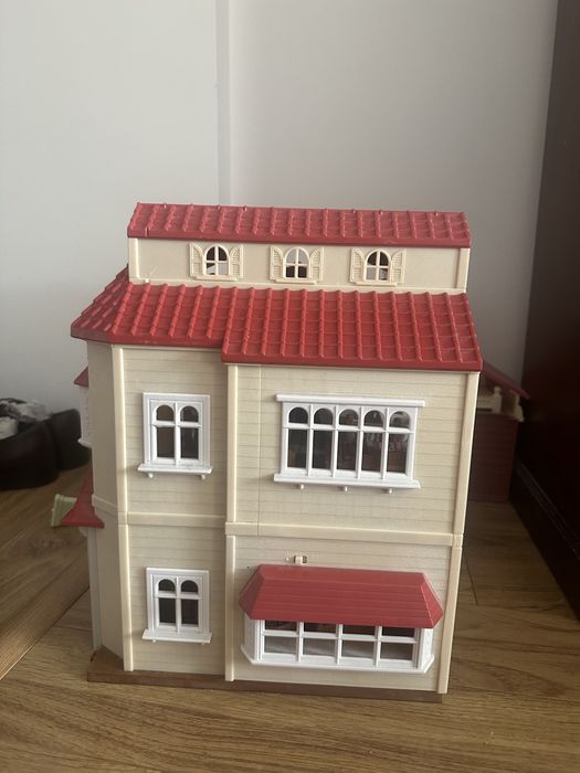 Sylvanian families/Callico critters casuta cu acoperis rosu mobilata cu familie de iepurasi ca si noua