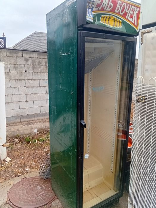 Холодильник вытринный вертикальный