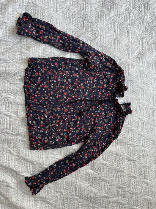 Платья, ветровка, брюки, кофты.