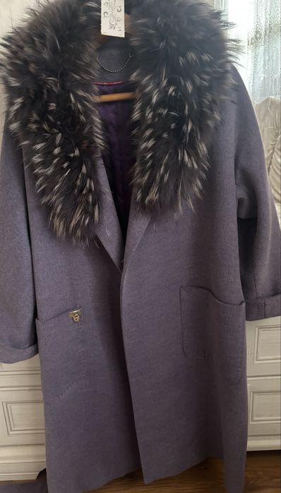 Пальто зимнее сиреньевого цвета новая с мехом