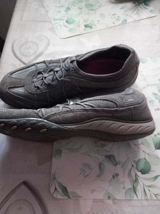 Vand adidasi skechers