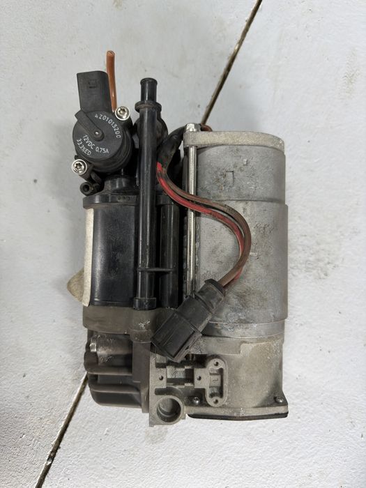 Compresor suspensie pneumatica perne audi a8 d4 4H in stare buna