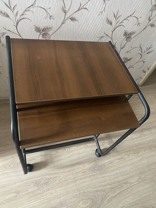 Продам столик на колесах б/у