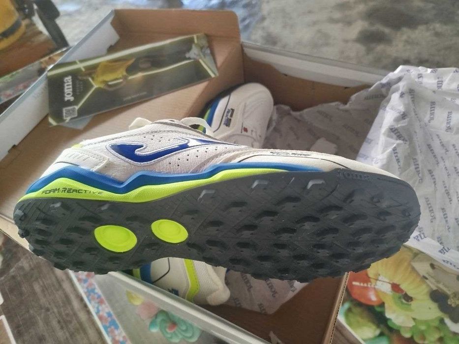 Продам новые кроссовки Joma