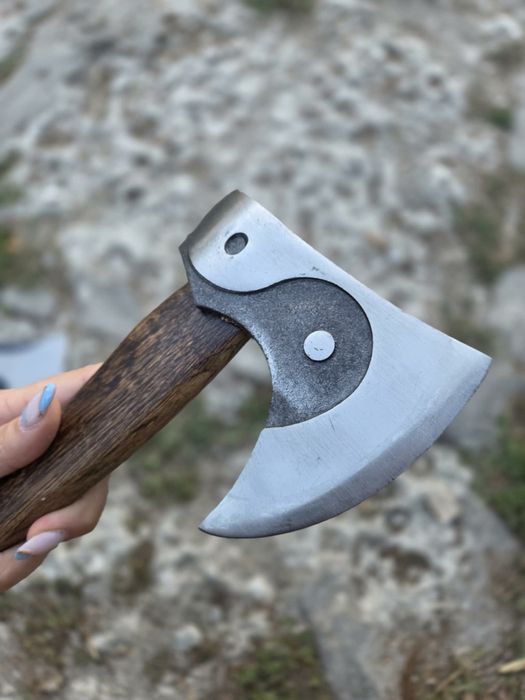 Ръчно изработена брадва – уникален дизайн, здрава стомана, дървена дръжка