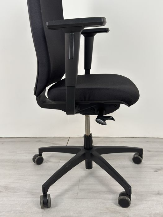 Офис ергономичен стол Dauphin Just Magic съчетава елегантен дизайн