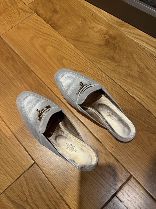 Hermes  mules оригинал -като нови. Цената в сайта е 1130 €.