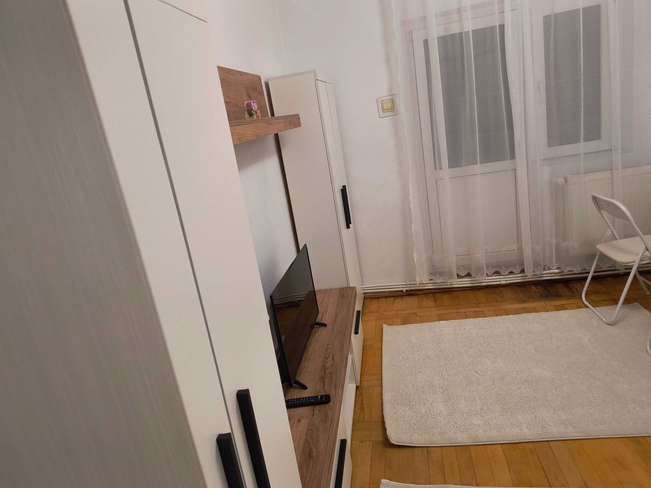 Proprietar închiriez la studente camere în apartament cu 3 camere in Pacurari