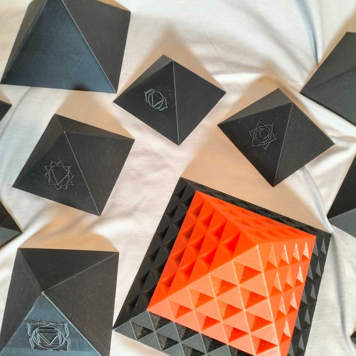 Set 15 piramide energetice proportii Keops Giza cu efect de amplificator energie, diferite mandale energetice
