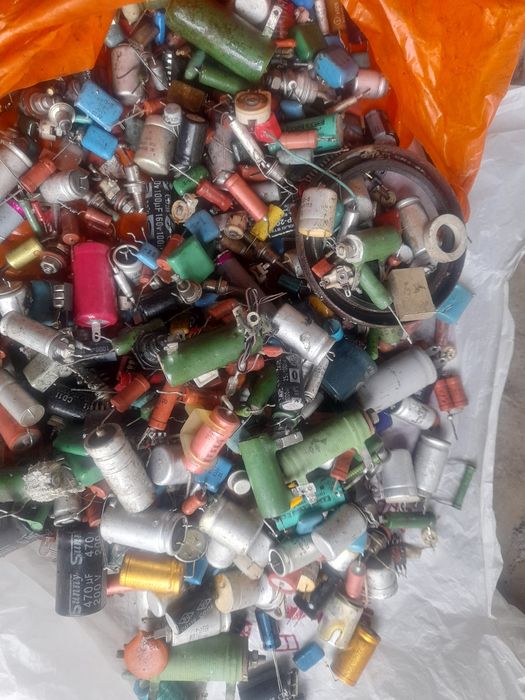 В продаже радио детали разные