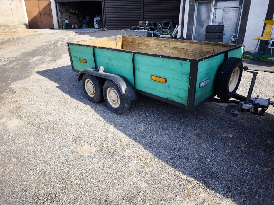 Двуосно ремарке за автомобил