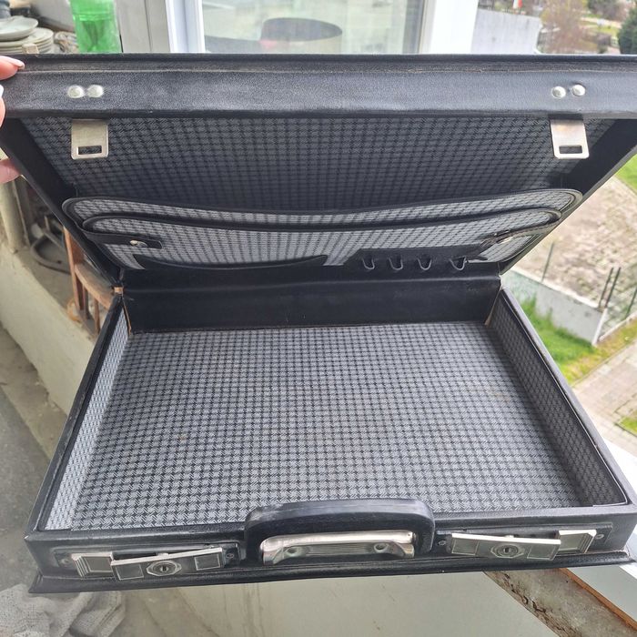 Дипломатически куфарчета и дамски чанти