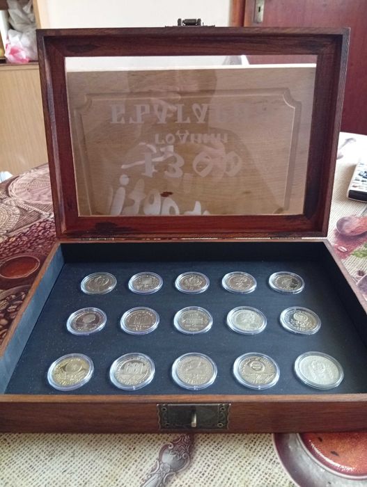 кутия с 15 броя монети от серията 1300 години България