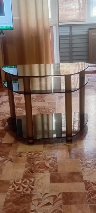 Тумбочка под телевизор стеклянная.