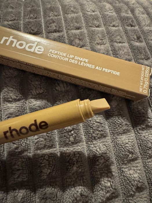 Rhode peptide lip shape