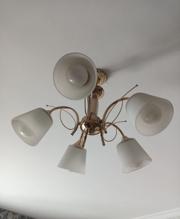 Продам люстру! 5 плафонов..