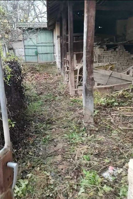 Две къщи с голям двор, стопанска постройка и самостоятелен геран в с. Хотница, обл. Велико Търново