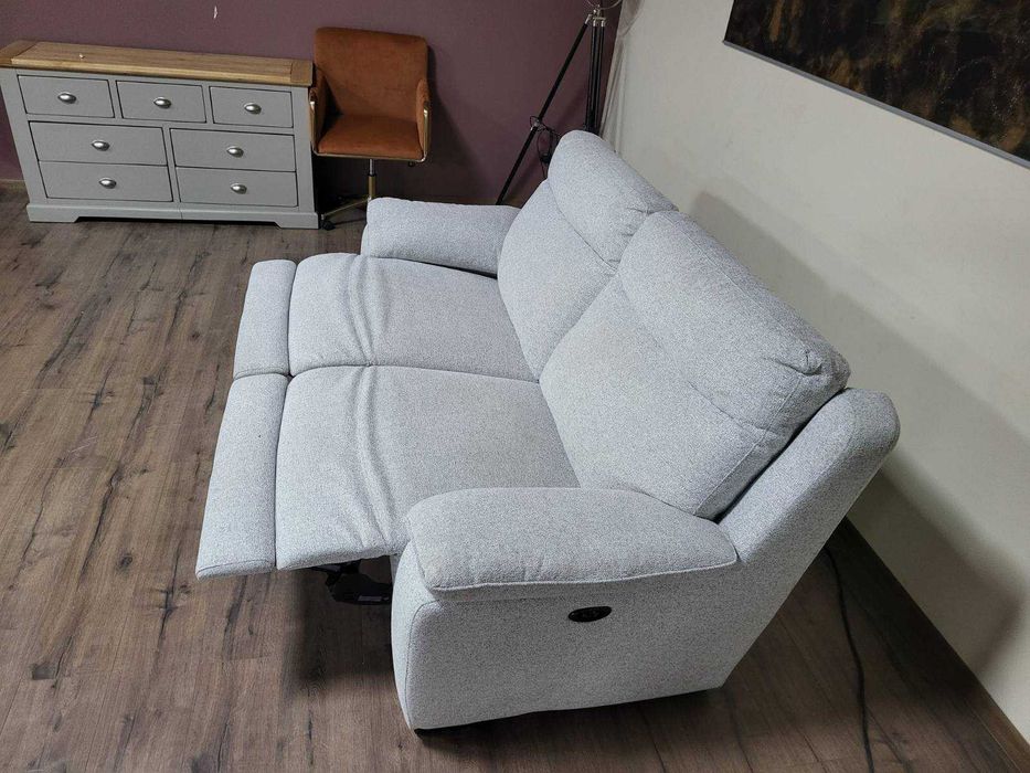 Светло сив диван от плат тройка с електрически релаксиращ механизъм