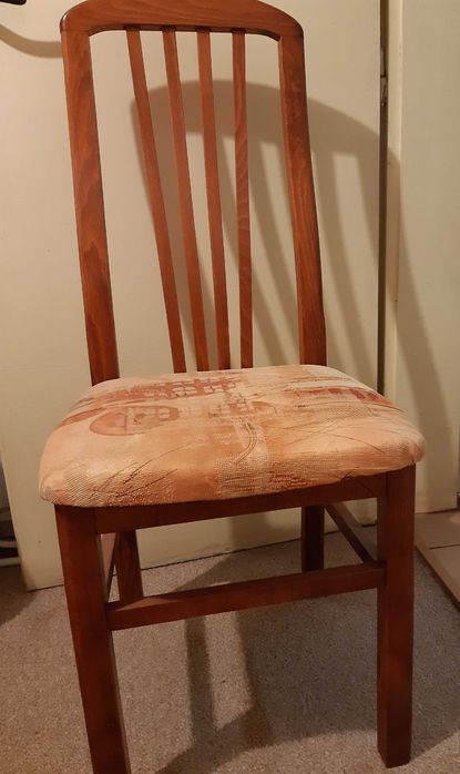 Стол трапезен с мека седалка