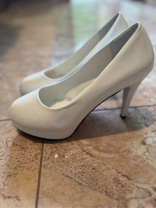 Чисто нови бели токчета