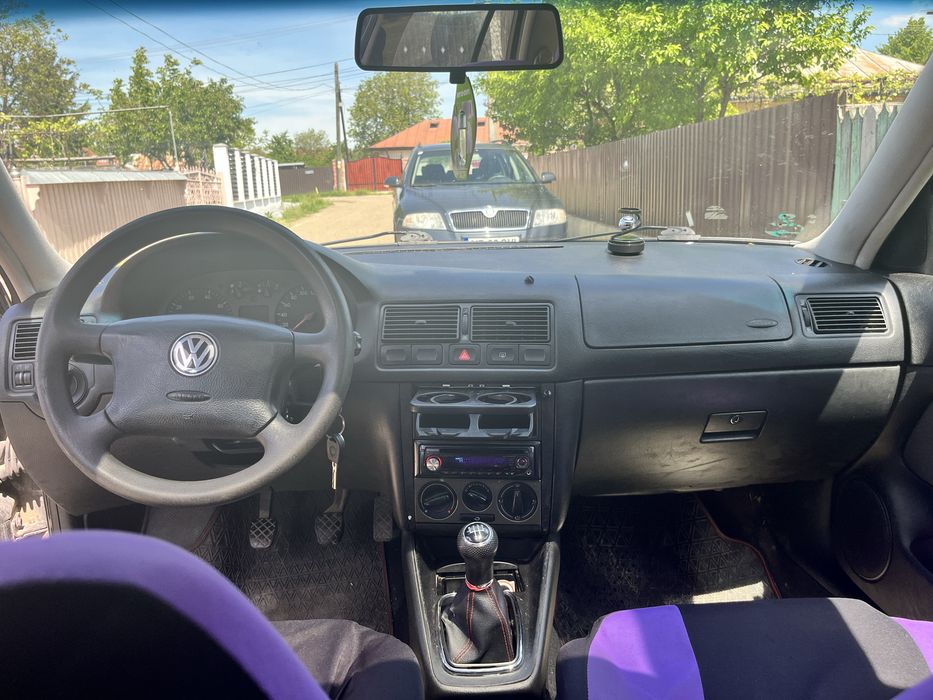 Vand Golf 4  1.4 benzina are 206662km este din anul 1998