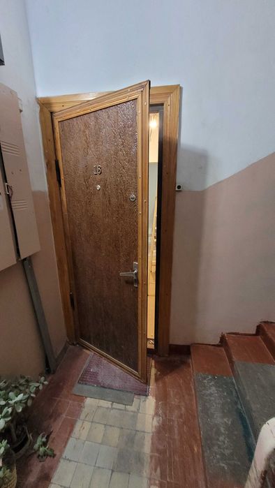 две входные металлические двери и одна межкомнатная